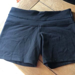 Lululemon a line yoga shorts. 4"